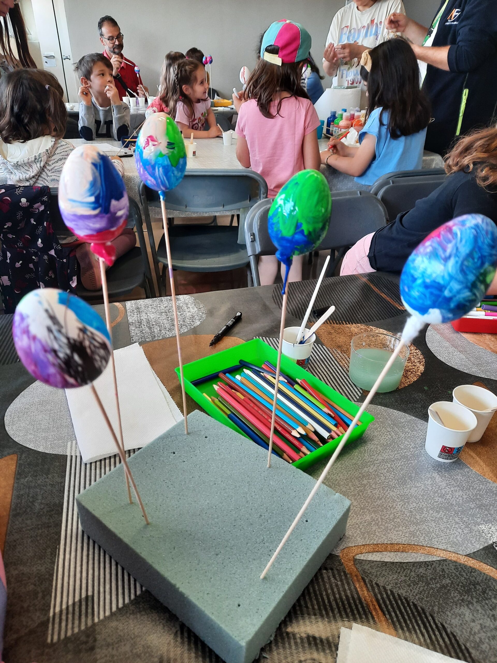 Busca els ous de pasqua entre els espais del museu i taller de decoració