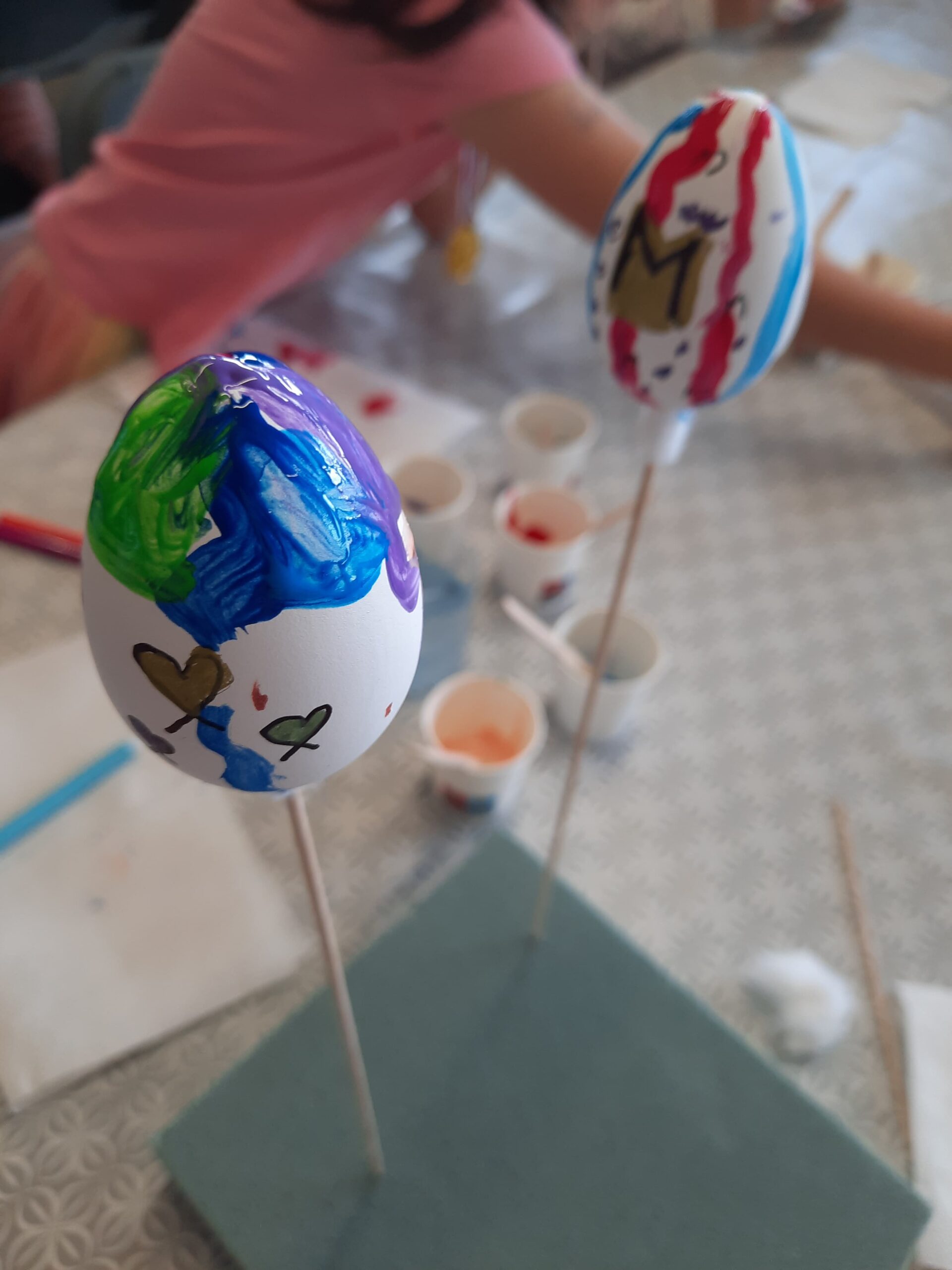 Busca els ous de pasqua entre els espais del museu i taller de decoració