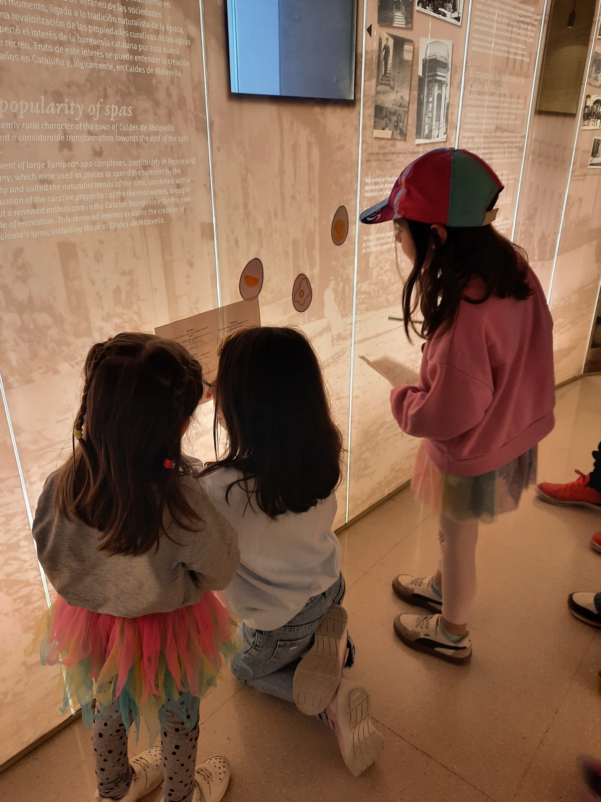 Busca els ous de pasqua entre els espais del museu i taller de decoració