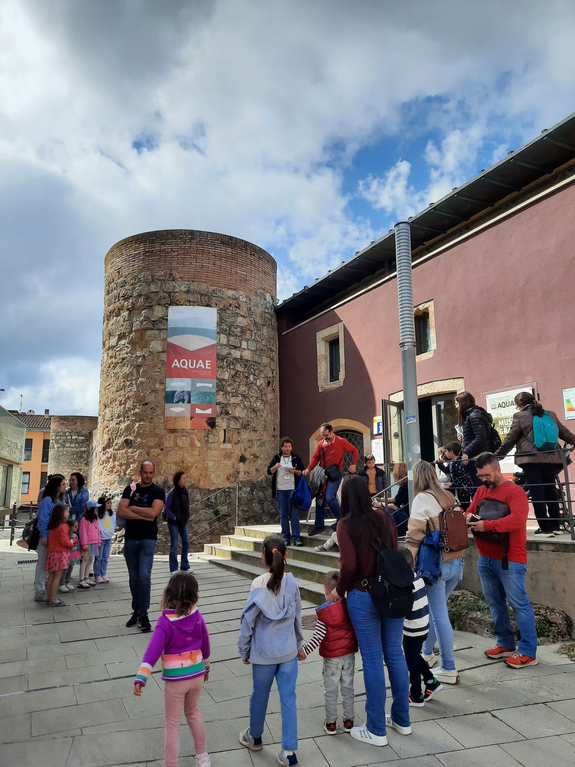 Busca els ous de pasqua entre els espais del museu i taller de decoració